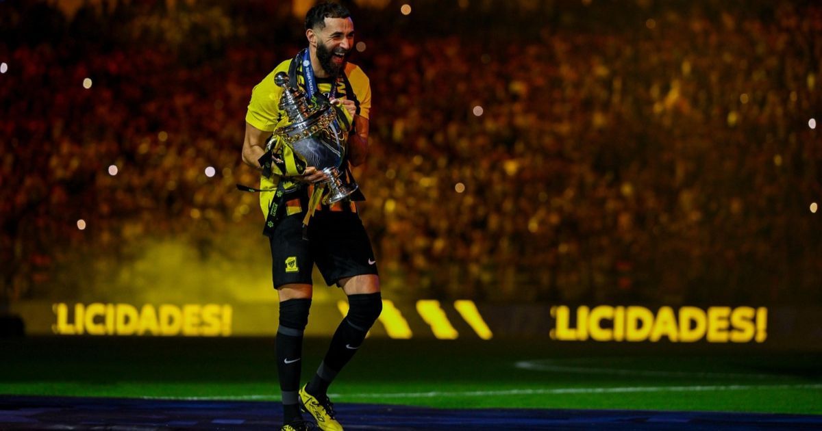 بنزيما يقود احتفالات الاتحاد بتسلّم كأس الدوري السعودي