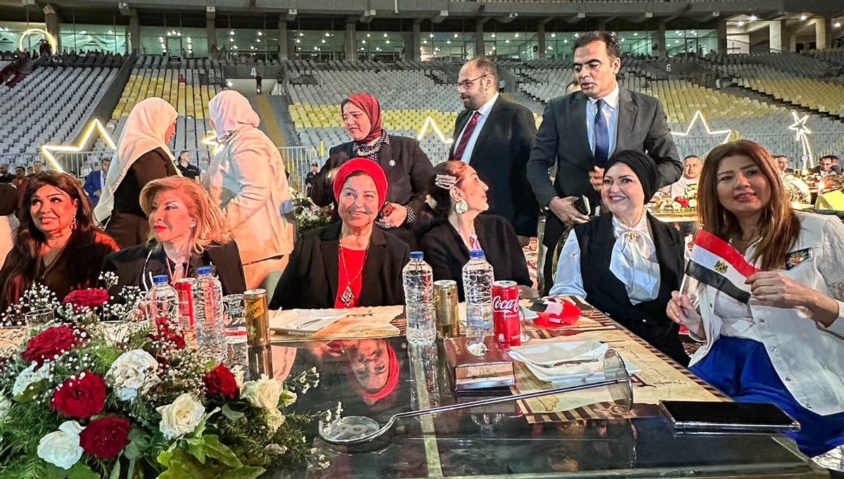 بالصور.. وفاء عامر وفيفي عبده ورانيا فريد شوقي وهالة سرحان يشاركون في إحتفالية زفاف جماعي ل 300 فتاة