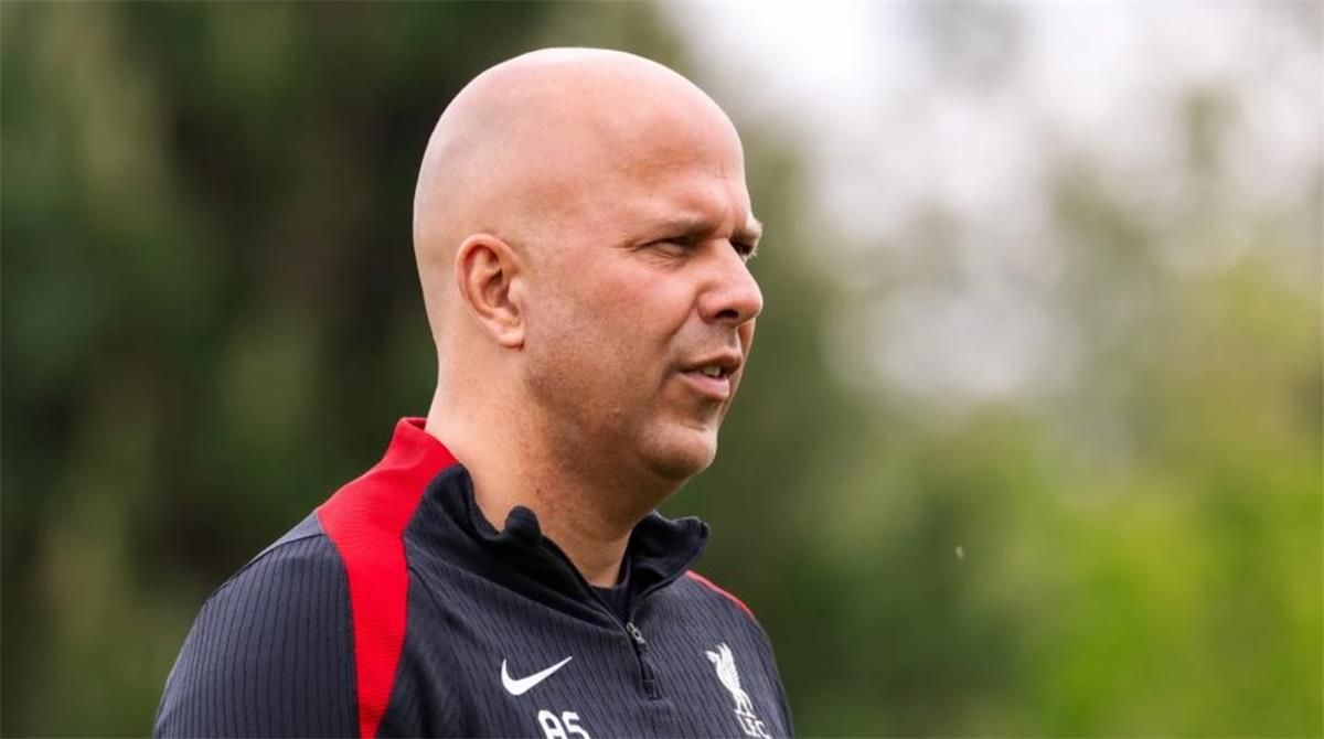 الموقف خطير.. سلوت يرفض استلام جائزة أفضل مدرب في الدوري الإنجليزي