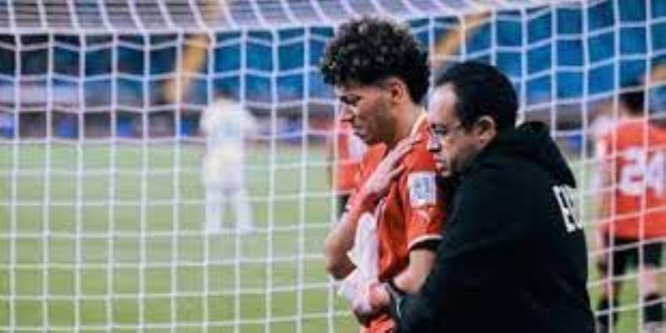 إصابة إمام عاشور بالكتف في مباراة لأهلي وفاركو ونزوله بعد تلقي العلاج