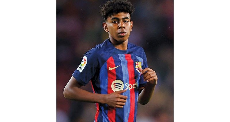 برشلونة يجدد عقد لامين جمال حتى عام 2031