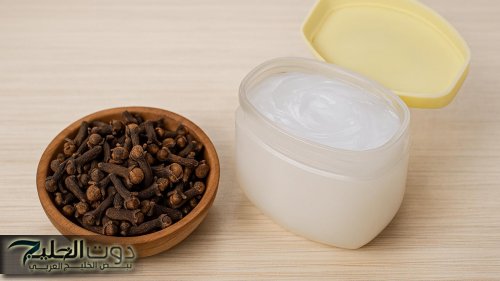 قرنفل وفازلين؟!.. مين كان يتخيل إن التركيبة البسيطة دي ممكن تبقى سر نعومة شعرك من الجذور للأطراف!!