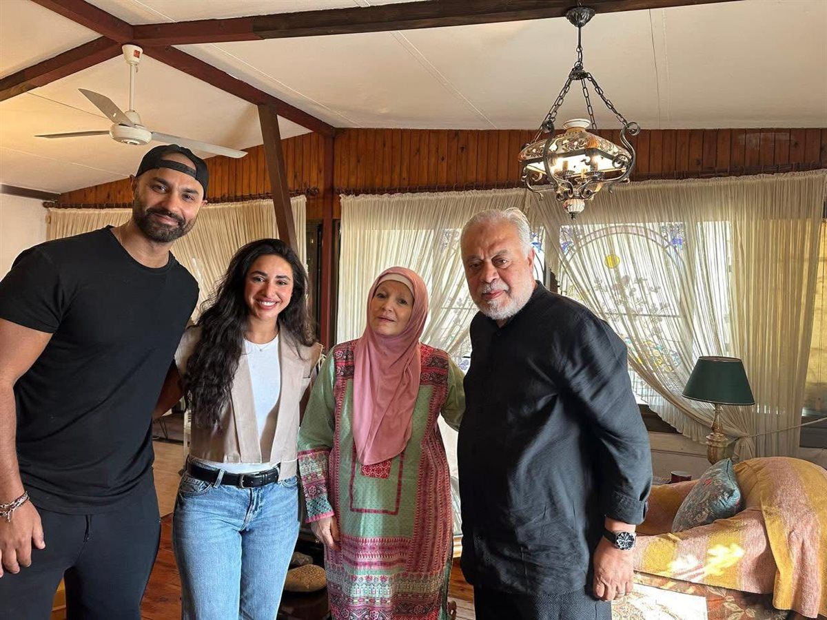 آية سماحة تزور الفنانة مشيرة إسماعيل وتقدم اعتذارها لها
