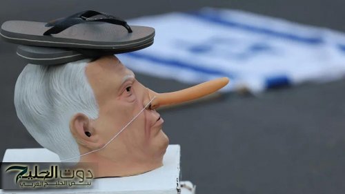 مذيع إسرائيلي يرفع "شبشبًا" بوجه نتنياهو على الهواء .. فيديو