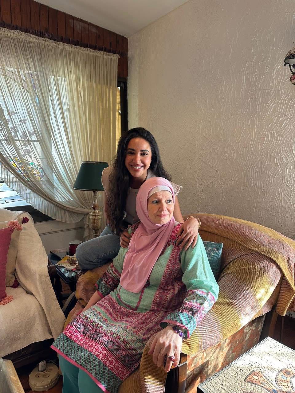 آية سماحة تزور الفنانة مشيرة إسماعيل وتقدم اعتذارها لها