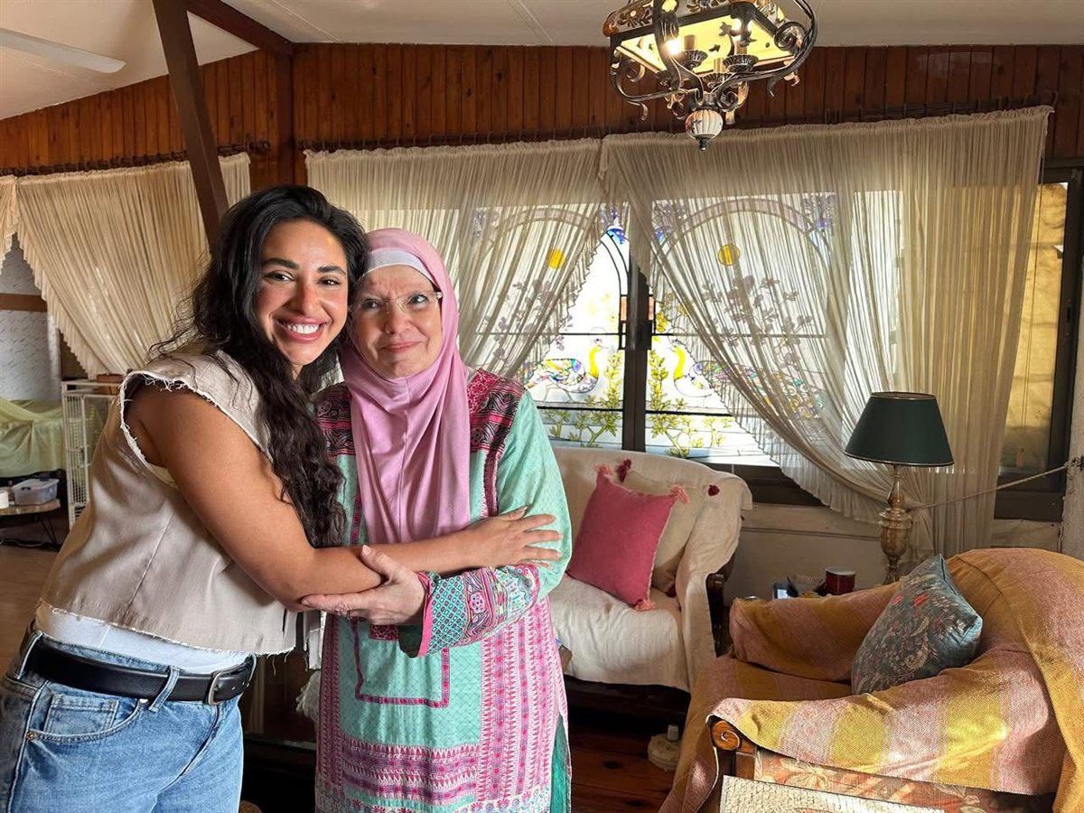 آية سماحة تزور الفنانة مشيرة إسماعيل وتقدم اعتذارها لها