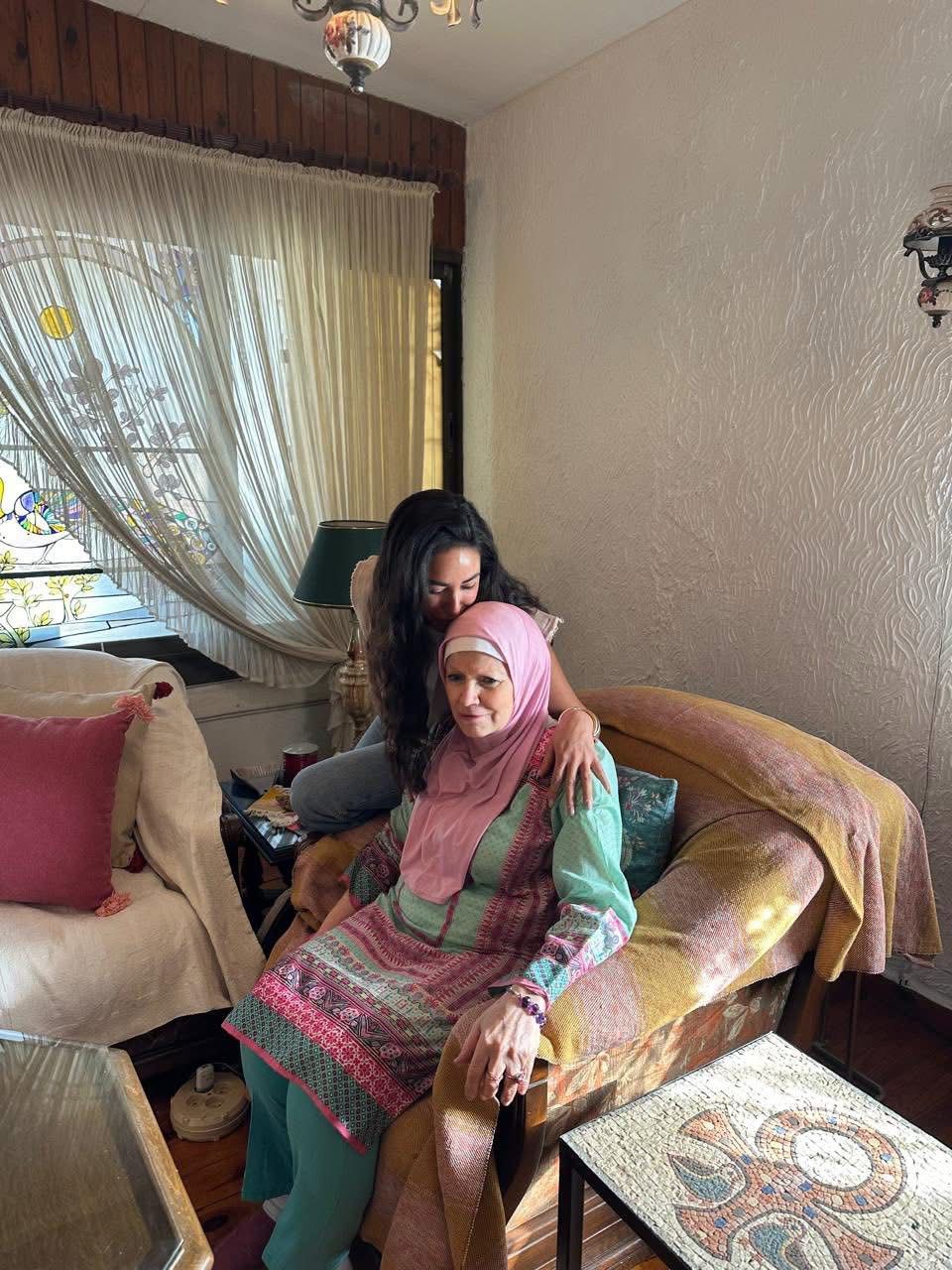 آية سماحة تزور الفنانة مشيرة إسماعيل وتقدم اعتذارها لها
