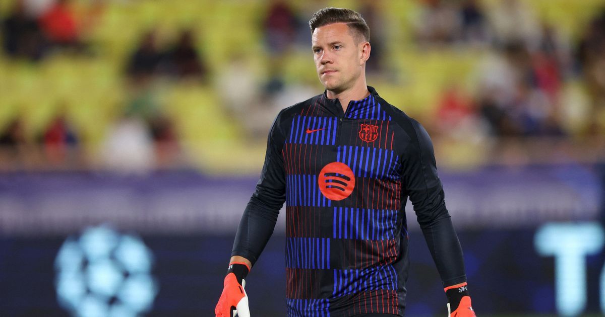 هل يضحّي لابورتا بقائد برشلونة لضمّ حارس إسبانيول؟