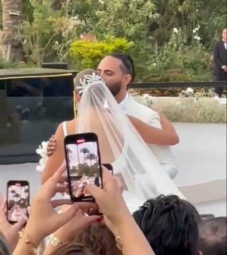 اللقطات الأولى من عقد قران أمينة خليل والمصور أحمد زعتر