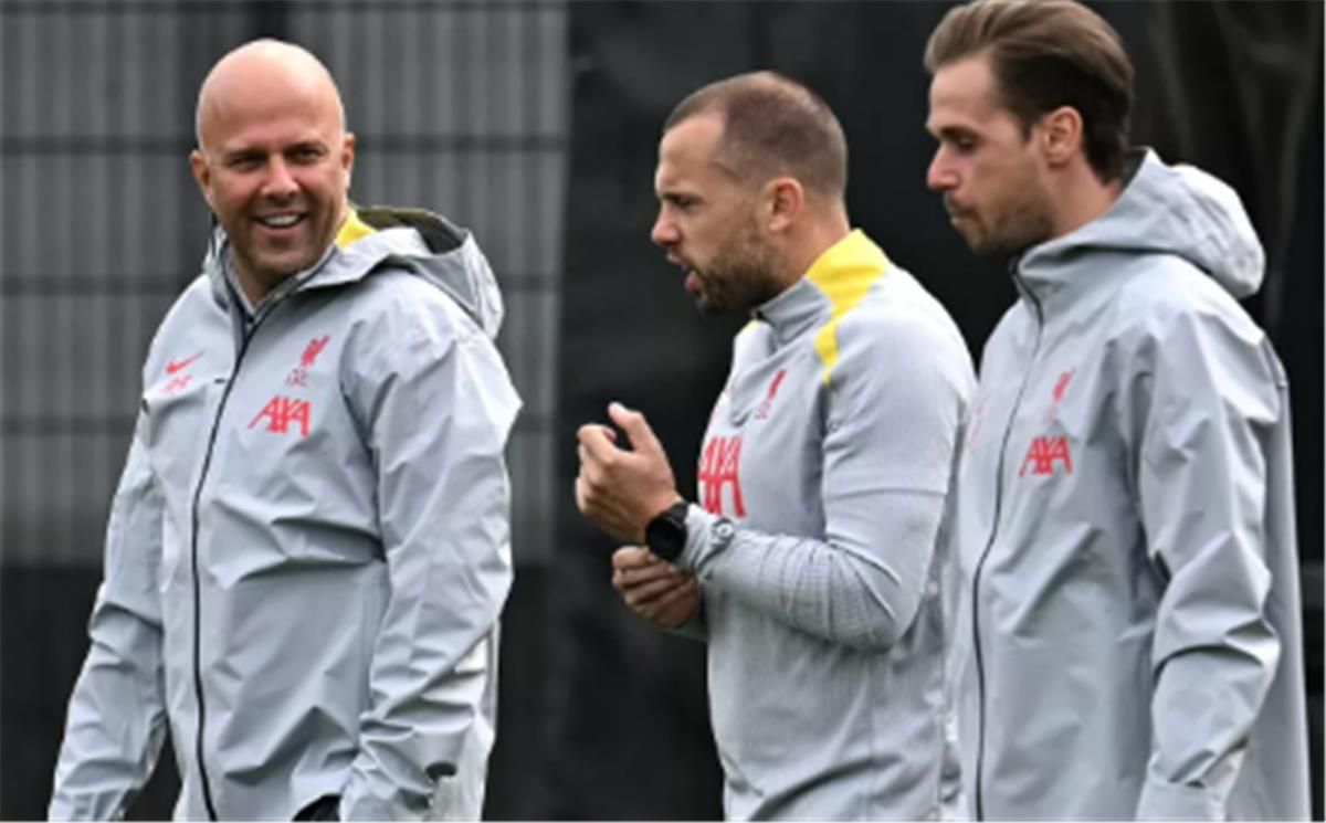 أياكس يعلن تعاقده مع مدرب ليفربول حتى عام 2027