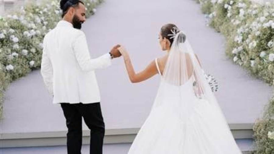 اللقطات الأولى من عقد قران أمينة خليل والمصور أحمد زعتر