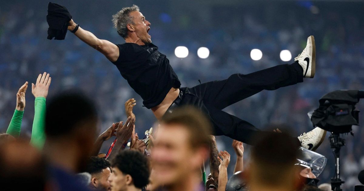 كم مدرباً فاز بالثلاثية التاريخية في أوروبا؟