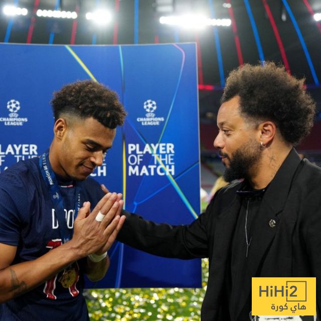 صور.. مارسيلو يقدم جائزة رجل المباراة لـ دوي