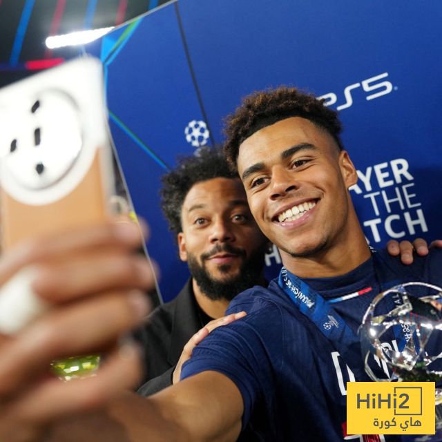 صور.. مارسيلو يقدم جائزة رجل المباراة لـ دوي