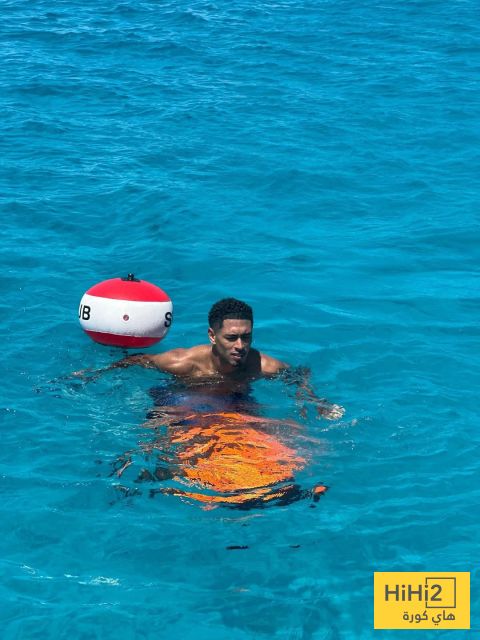 صور.. بيلينغهام يستمتع بعطلته مع شقيقه