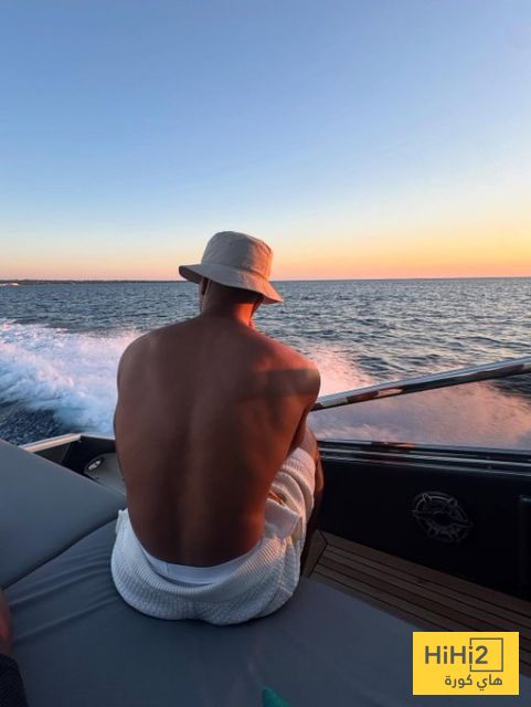 صور.. بيلينغهام يستمتع بعطلته مع شقيقه