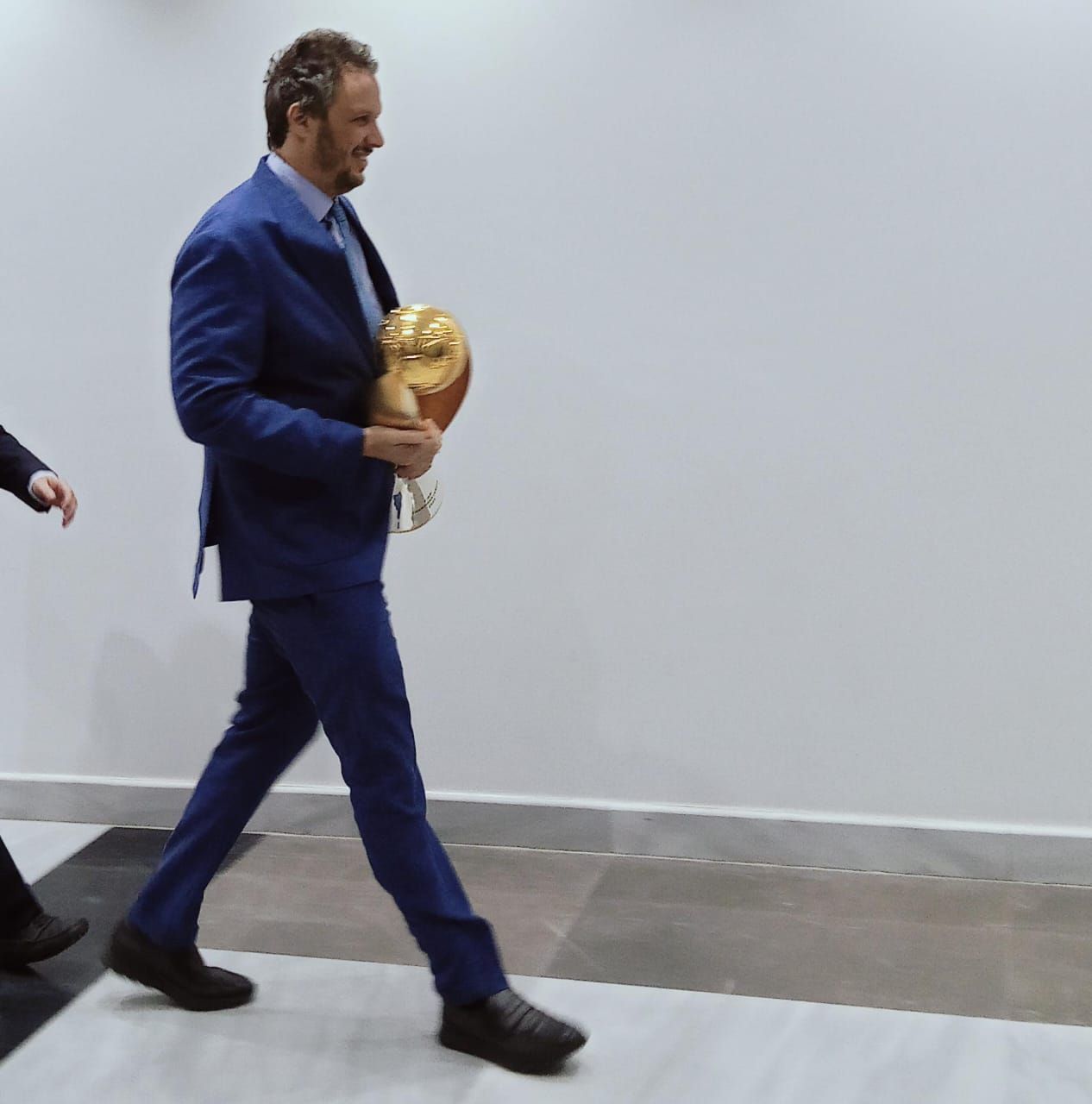 فرحان باللقب .. رئيس بيراميدز يحضر اجتماع اتحاد الكرة والأندية حاملا كأس دورى أبطال أفريقيا