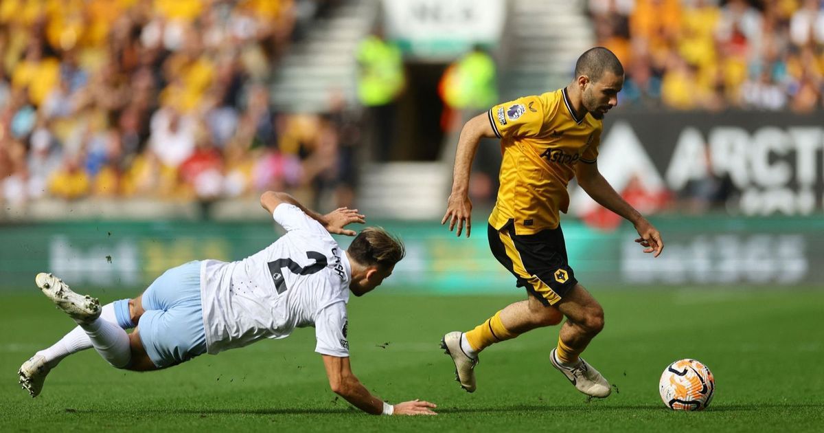 مانشستر سيتي يطارد ريان آيت نوري.. ورد إيجابي من ولفرهامبتون