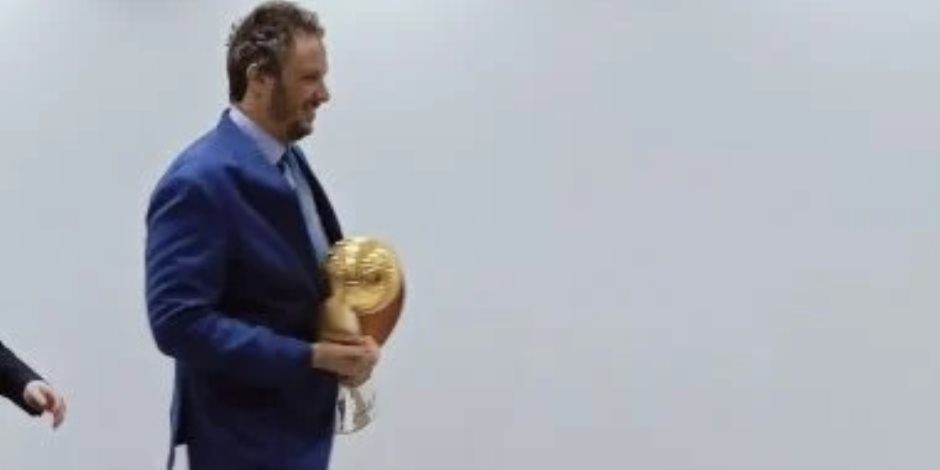 فرحان باللقب .. رئيس بيراميدز يحضر اجتماع اتحاد الكرة والأندية حاملا كأس دورى أبطال أفريقيا