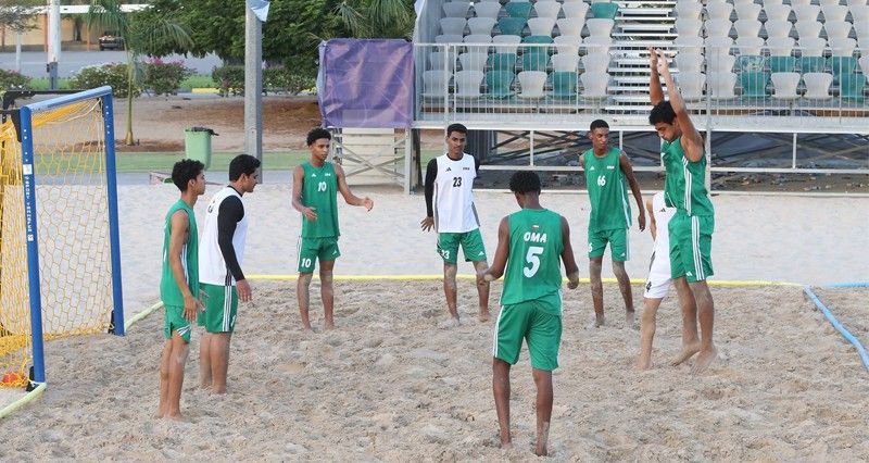 استعدادا للمشاركة فـي كأس العالم .. منتخبنا لكرة اليد الشاطئية للناشئين يكثف استعداداته قبل السفر إلى تونس