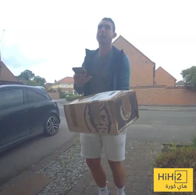 من حكم دولي إلى عامل لتوصيل الطلبات … حال الدنيا لا يدوم …!