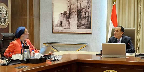 مدبولي يستعرض مع وزيرة البيئة رفع كفاءة جمع المخلفات إلى 74%…