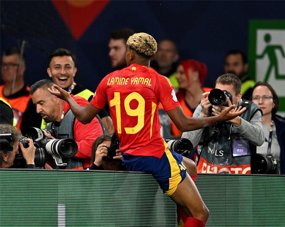 لامين يامال يوضح سبب احتفاله على طريقة كريستيانو رونالدو.. ورأيه في موسم ديمبلي