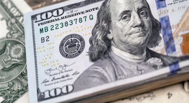 الدولار يهبط مع تراجع الاقتصاد الأمريكي والأزمات التجارية