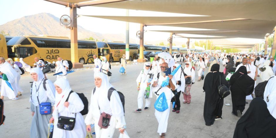 حجاج الجمعيات الأهلية يؤدون رمي الجمرات في أول أيام التشريق وسط تنظيم دقيق