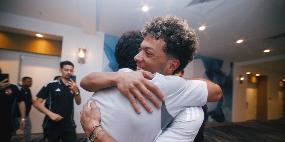 إمام عاشور يستقبل زيزو فى معسكر الأهلى بالأحضان.. فيديو