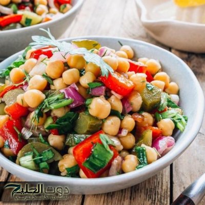 «اكتشفي السر الخفي لسلطة الحمص بالطحينة والخضار الطازجة» … التي ستغير مفهوم الرجيم عندك.. وجبة صحية منعشة