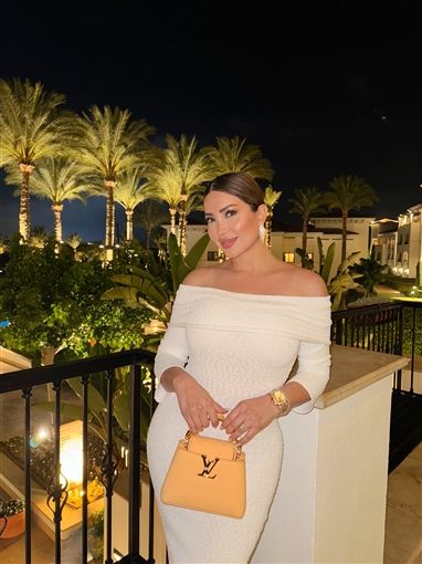 نسرين طافش تتألق بفستان أبيض بسيط في أحدث ظهور