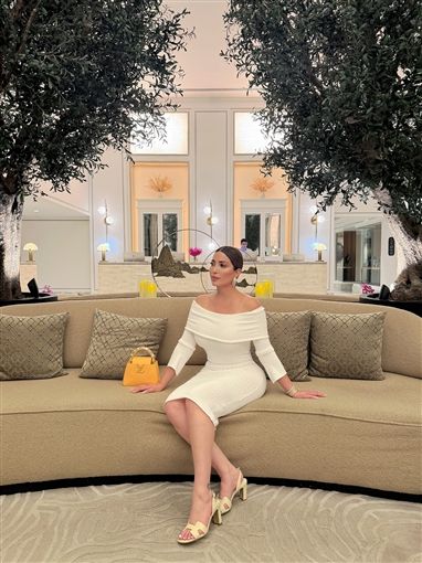 نسرين طافش تتألق بفستان أبيض بسيط في أحدث ظهور