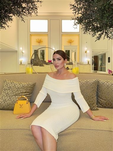 نسرين طافش تتألق بفستان أبيض بسيط في أحدث ظهور