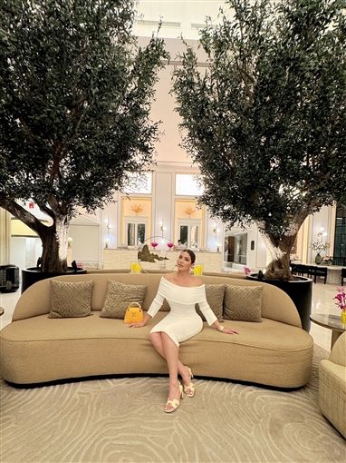 نسرين طافش تتألق بفستان أبيض بسيط في أحدث ظهور