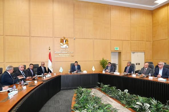 وزير الإسكان يتابع مشروعات المرافق وتوطين الصناعة ضمن مبادرة…