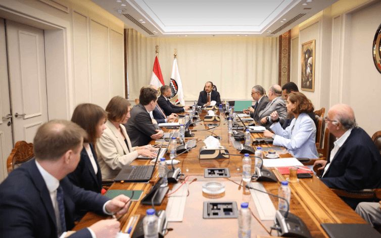 وزير قطاع الأعمال يبحث مع تحالف بقيادة روسال الروسية سبل…