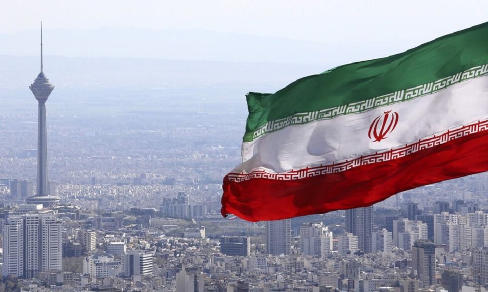 برلماني إيراني: طهران تدرس بجدية إغلاق مضيق هرمز