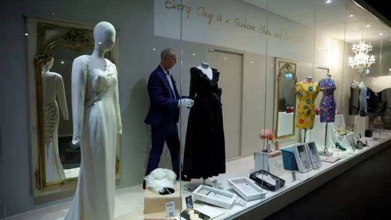 أكبر مزاد لمُقتنيات الأميرة ديانا في بيفرلي هيلز.. يشمل 300 قطعة شهدت السنوات الماضية العديد من المزادات المتعلقة بالأميرة ديانا كان أولها مزاد أشرفت عليه الأميرة شخصيا في إقرأ المزيد