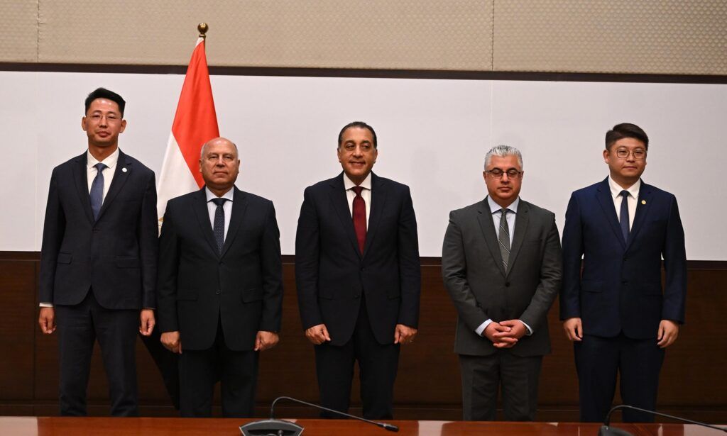 مجمع صناعي متكامل لإنتاج مستلزمات الطاقة الشمسية في السخنة…