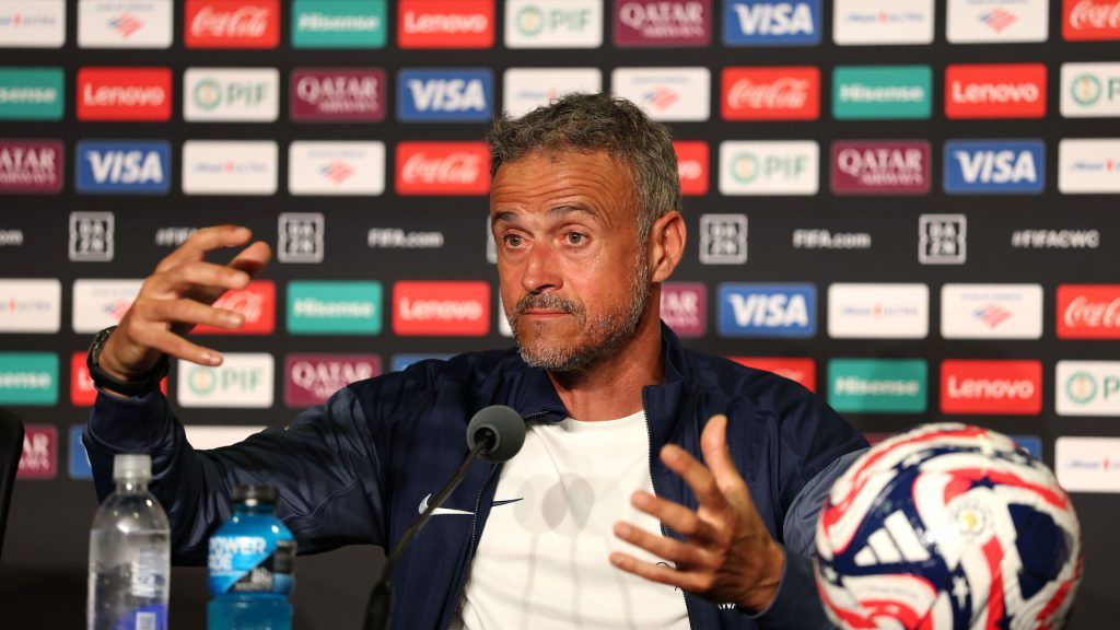 إنريكي يرشح 4 لاعبين من باريس للفوز بالكرة الذهبية