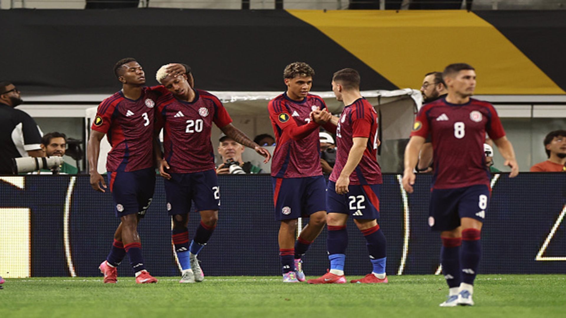 كوستاريكا تنتزع فوزًا ثمينًا في الكأس الذهبية