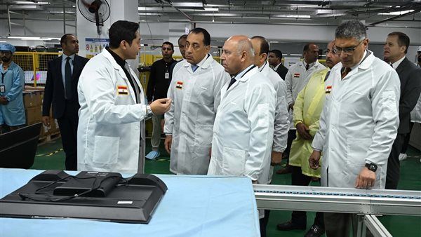 مدبولي يتفقد مشروع تصنيع أجهزة شاشات التليفزيون والهواتف المحمولة بمصنع “صافي جروب” بـ 6 أكتوبر
