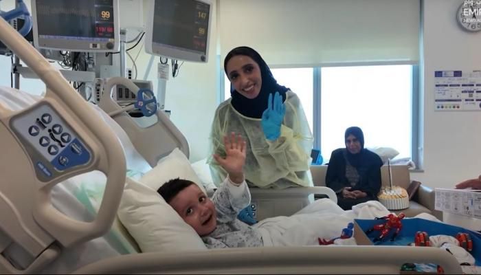 الإمارات تجلي الطفل حاتم عوض من غزة للعلاج من حروق بليغة بعد فقدانه عائلته