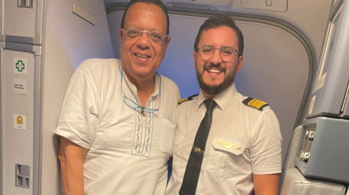 طيار يفاجئ والده على متن الطائرة.. مشهد مؤثر يتصدر تريند عيد الأب