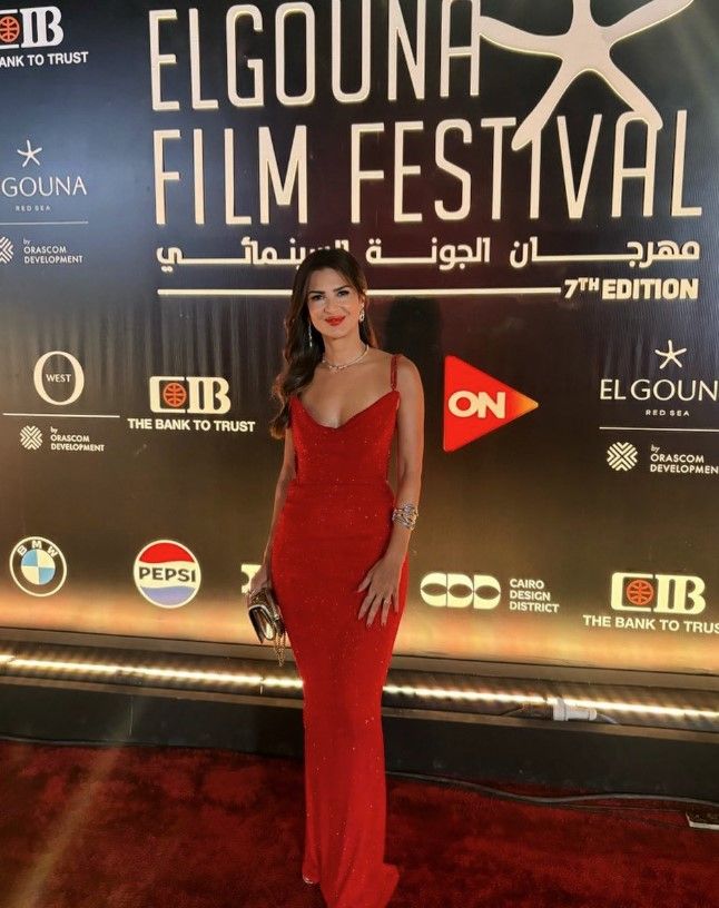 صورة وتعليق مثير.. من هي كارين فهمي التي ظهرت برفقة محمد صلاح؟