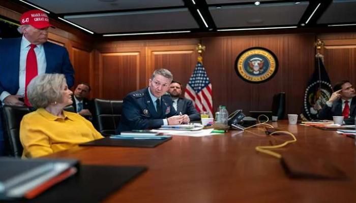 ترقب وتركيز وأحاديث جانبية.. البيت الأبيض ينشر صور «اجتماع ضربة إيران»