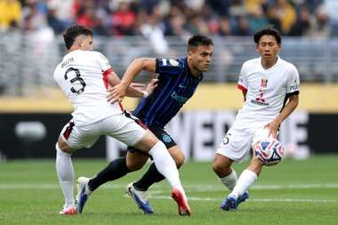 بالصور.. إنتر ميلان يعاقب أوراوا في الوقت القاتل