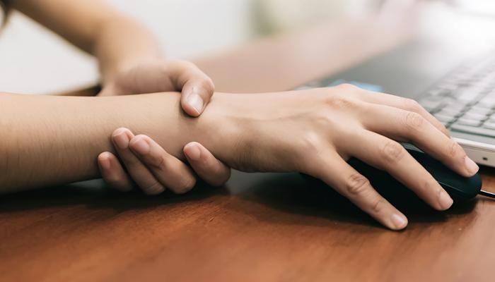 ارتعاش اليد المفاجئ… ماذا يعني ومتى يصبح خطرًا؟