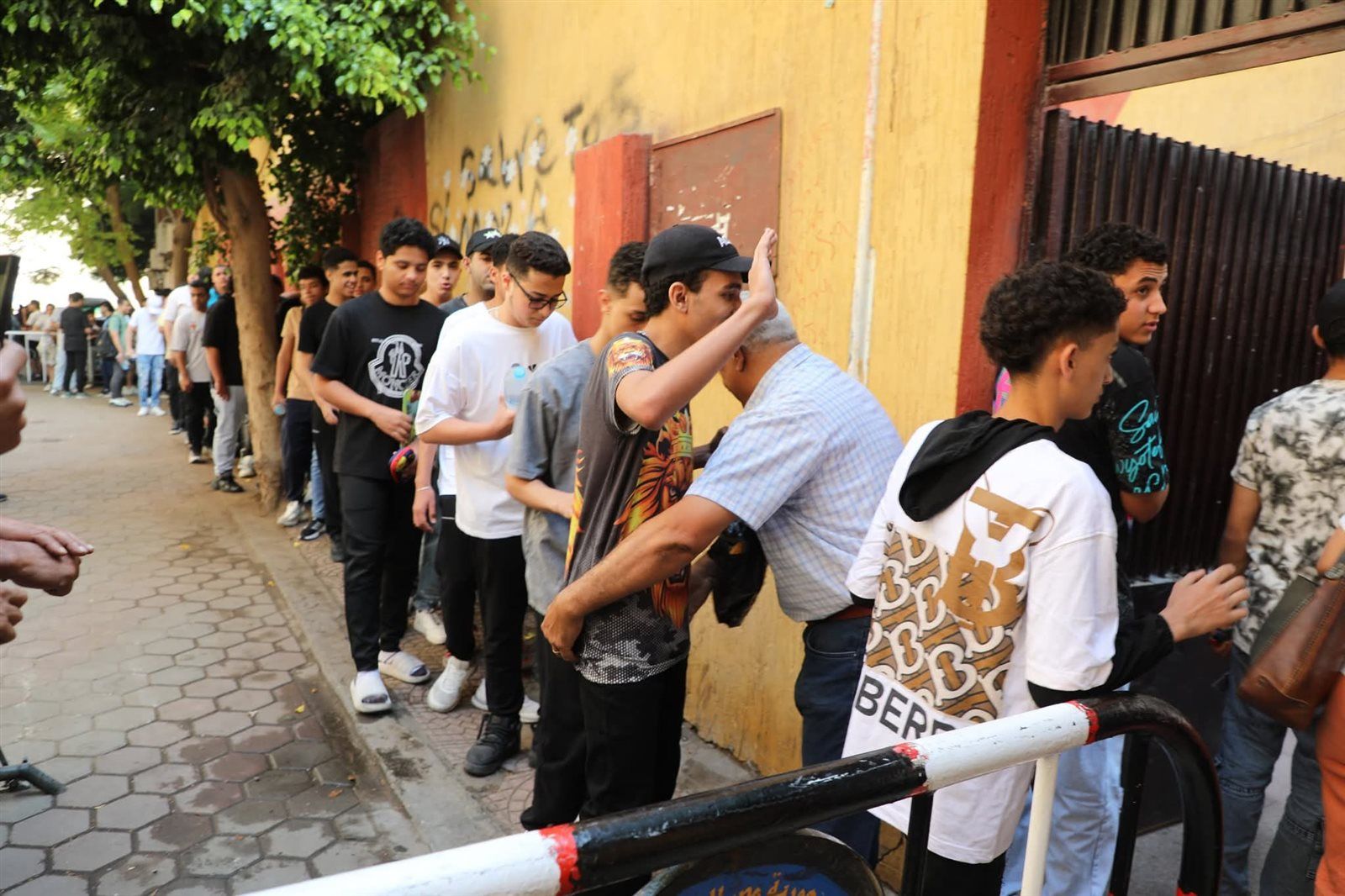 محافظ ومدير «تعليم القاهرة» يتفقدان عددا من لجان«الثانوية العامة» ولجنة معهد الأورام